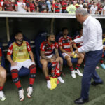 Flamengo poupa time contra Grêmio e titulares ficam no Rio treinando com filho/auxiliar de Tite