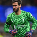 Alisson vira dúvida no Liverpool por problema físico e preocupa seleção brasileira