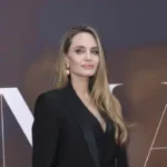 Angelina Jolie acompanhada por suposto novo amor em pré-estreia de filme