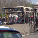 Passageiro incendeia ônibus em que viajava com outras 45 pessoas; veículo foi destruído