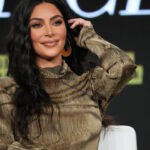 Kim Kardashian sensualiza com seu robô da Tesla, adquirido por R$ 170 mil