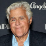 Jay Leno visto em Los Angeles com o rosto magoado e o pulso fraturado